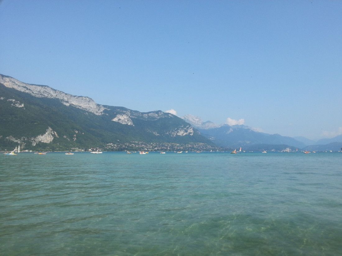 Test de bateaux radiocommandés au lac d'Annecy