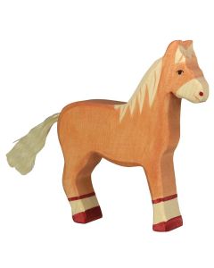 Cheval debout marron clair