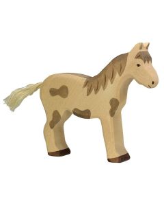 Cheval debout tacheté