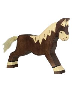Cheval marchant marron foncé