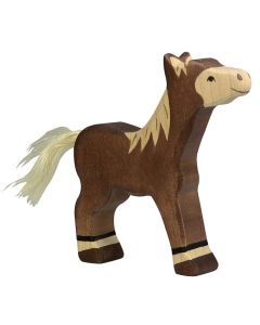 Poulain debout marron foncé